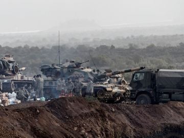 Soldados turcos preparan sus tanques antes de cruzar la frontera sirio-turca