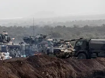 Soldados turcos preparan sus tanques antes de cruzar la frontera sirio-turca Soldados turcos preparan sus tanques antes de cruzar la frontera sirio-turca