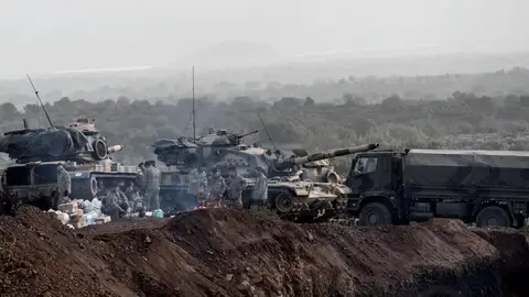 Soldados turcos preparan sus tanques antes de cruzar la frontera sirio-turca Soldados turcos preparan sus tanques antes de cruzar la frontera sirio-turca