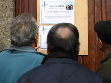 Vecinos de los fallecidos, observan la esquela de los dos ancianos encontrados muertos con signos de violencia Vecinos de los fallecidos, observan la esquela de los dos ancianos encontrados muertos con signos de violencia