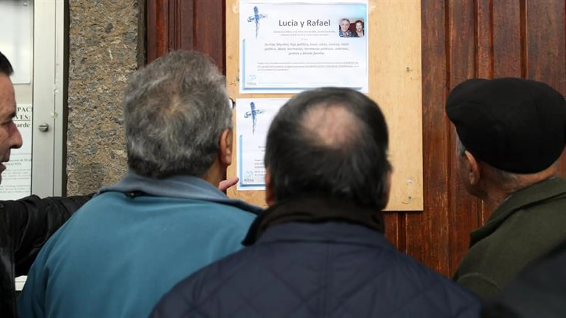 Vecinos de los fallecidos, observan la esquela de los dos ancianos encontrados muertos con signos de violencia Vecinos de los fallecidos, observan la esquela de los dos ancianos encontrados muertos con signos de violencia