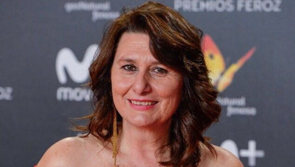 Los actores de 'El secreto de Puente Viejo' felicitan a Adelfa Calvo por su Premio Feroz
