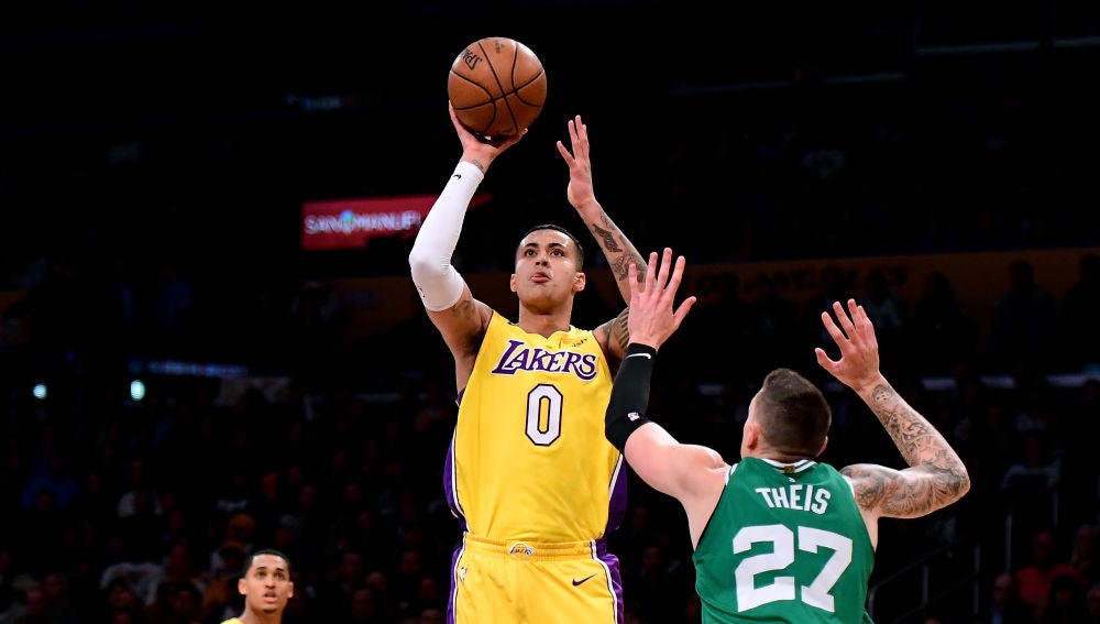 Kyle Kuzma encesta ante Theis