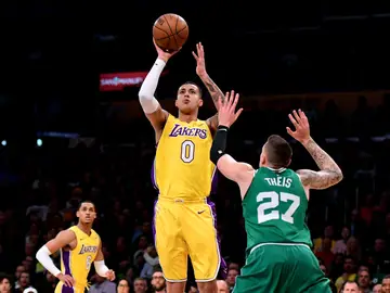 Kyle Kuzma encesta ante Theis Kyle Kuzma encesta ante Theis
