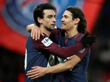 Pastore y Cavani se abrazan después de un gol Pastore y Cavani se abrazan después de un gol