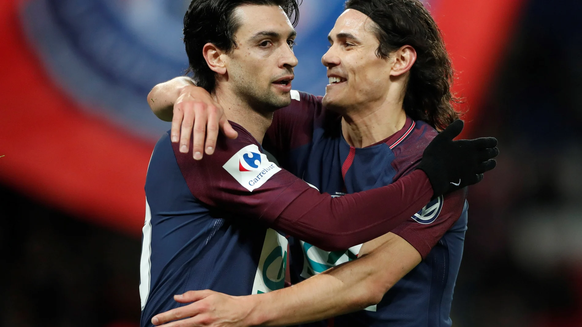 Pastore y Cavani se abrazan después de un gol Pastore y Cavani se abrazan después de un gol