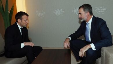 El Rey invita a Macron a visitar España durante un encuentro bilateral en Davos