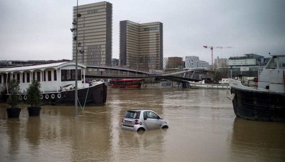 Vista de una zona inundada a orillas del río Sena en París