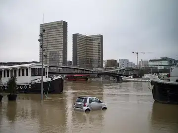 Vista de una zona inundada a orillas del río Sena en París Vista de una zona inundada a orillas del río Sena en París