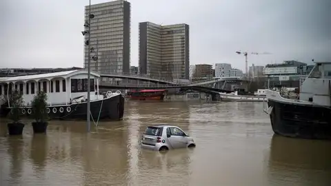 Vista de una zona inundada a orillas del río Sena en París Vista de una zona inundada a orillas del río Sena en París