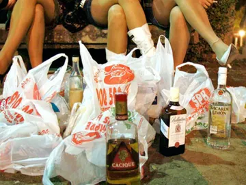 Jóvenes durante la celebración del botellón Jóvenes durante la celebración del botellón