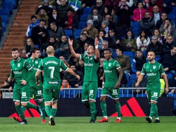 El Leganés celebra el gol de Gabriel en el Bernabéu
