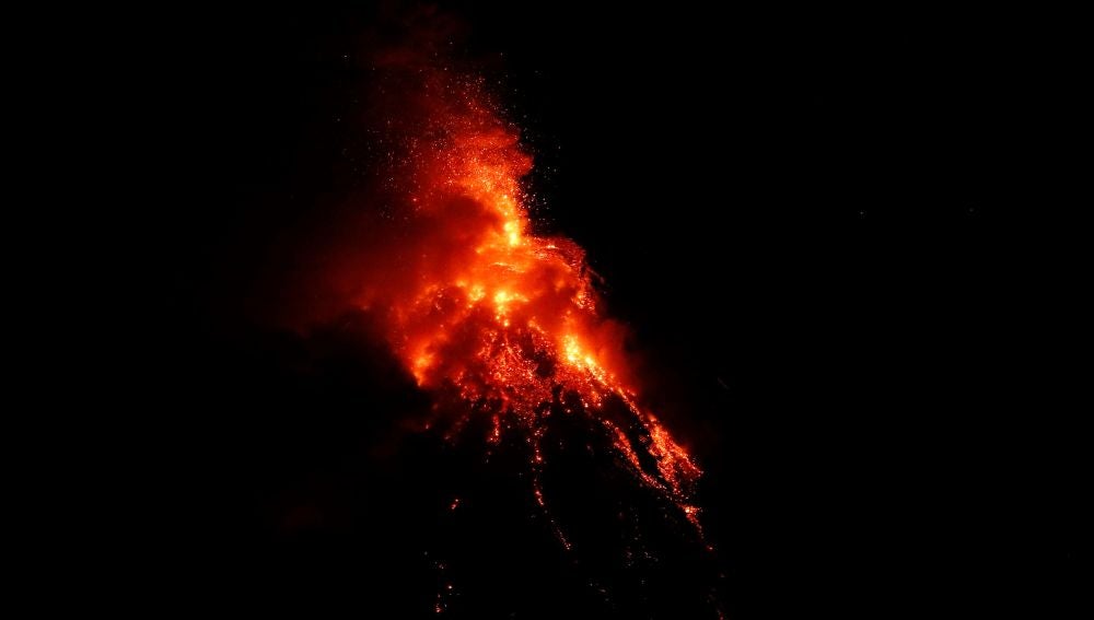 El volcán Mayon, en Filipinas, en erupción