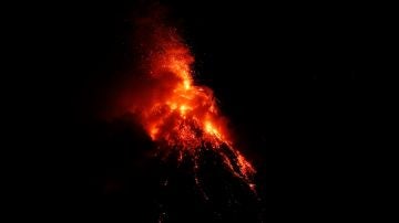 El volcán Mayon, en Filipinas, en erupción