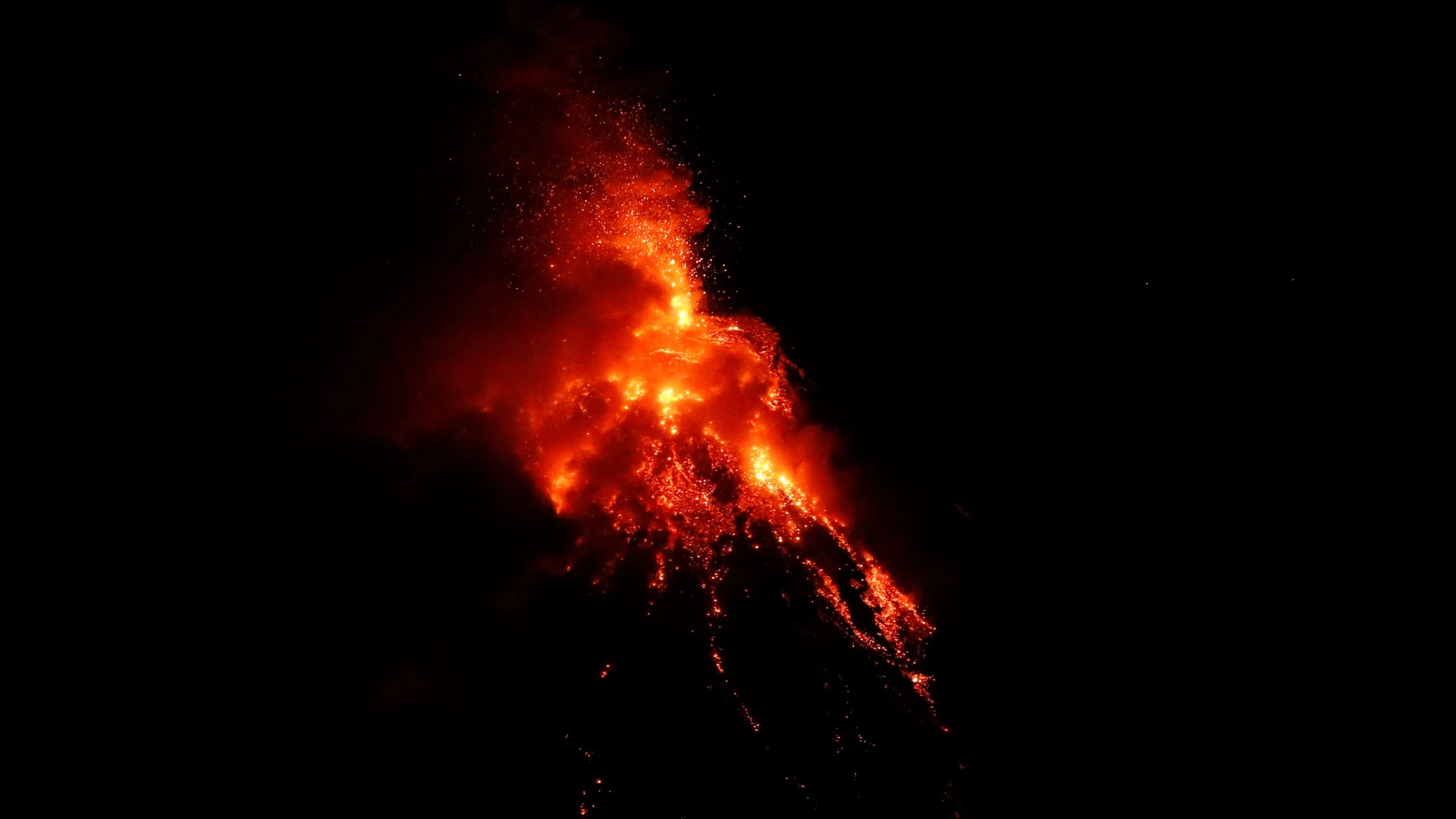 El volcán Mayon, en Filipinas, en erupción El volcán Mayon, en Filipinas, en erupción