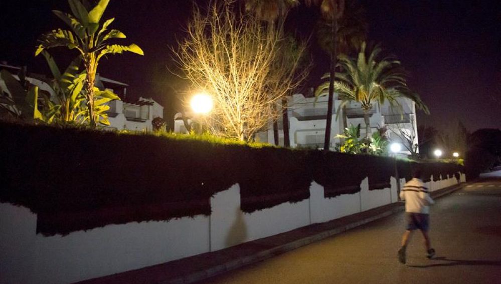 Edificio en el que encontraron a la mujer con la cabeza ensangrentada