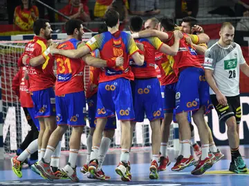 Los jugadores de la selección de balonmano celebran la victoria y el pase a 'semis' Los jugadores de la selección de balonmano celebran la victoria y el pase a 'semis'