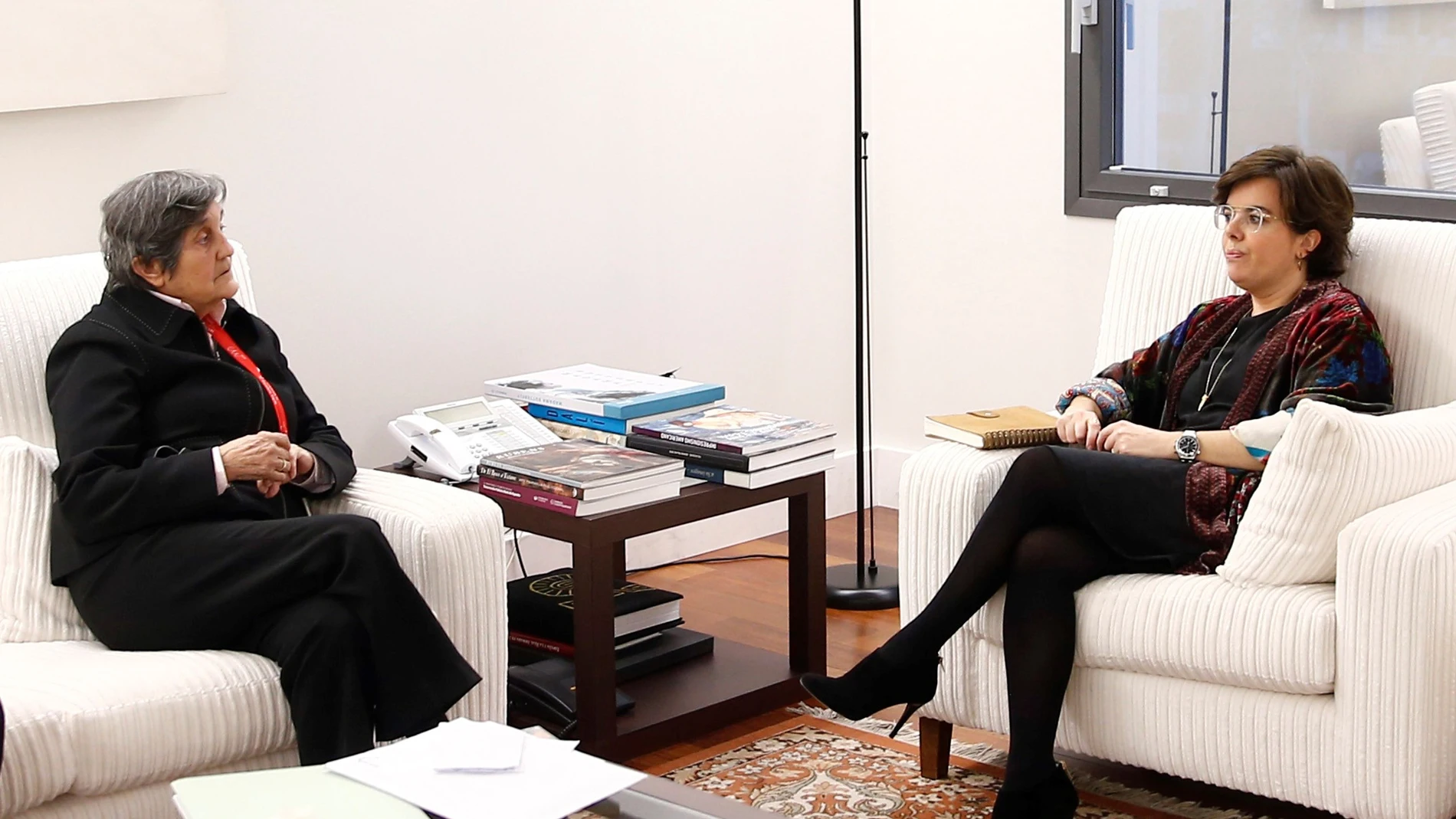 Soraya Sáenz de Santamaría con la presidenta de la Asociación Clara Campoamor, Blanca Estrella Soraya Sáenz de Santamaría con la presidenta de la Asociación Clara Campoamor, Blanca Estrella