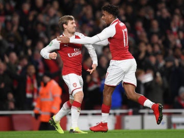Monreal celebra su gol con el Arsenal en el Emirates