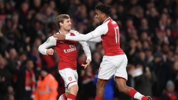 Monreal celebra su gol con el Arsenal en el Emirates