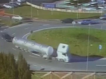 Vuelca un camión cisterna en Guipúzcoa Vuelca un camión cisterna en Guipúzcoa