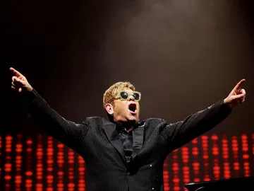 Elton John, en un momento de su actuación. Elton John, en un momento de su actuación.