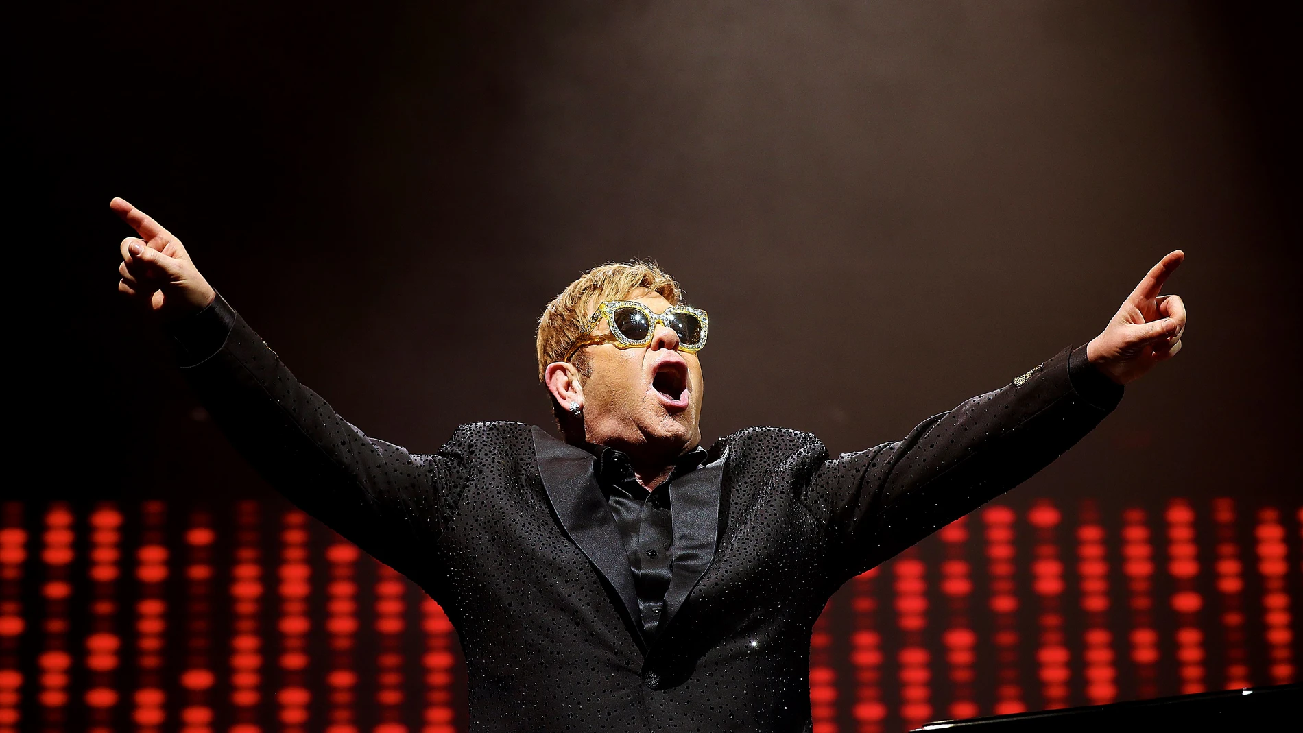 Elton John, en un momento de su actuación. Elton John, en un momento de su actuación.