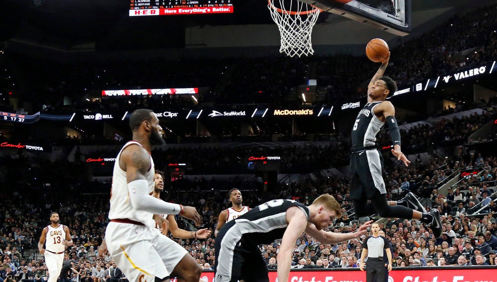 Dejounte Murray machaca la canasta ante la presencia de LeBron James