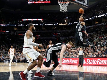  Dejounte Murray machaca la canasta ante la presencia de LeBron James