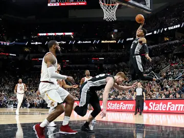 Dejounte Murray machaca la canasta ante la presencia de LeBron James Dejounte Murray machaca la canasta ante la presencia de LeBron James