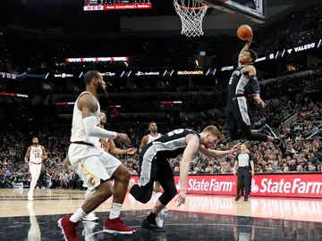 Dejounte Murray machaca la canasta ante la presencia de LeBron James Dejounte Murray machaca la canasta ante la presencia de LeBron James