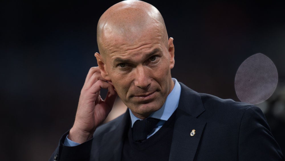 Zidane, en la banda durante un partido del Madrid