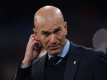 Zidane, en la banda durante un partido del Madrid