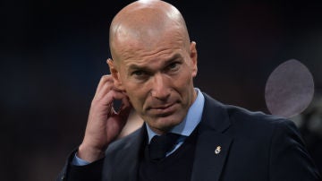 Zidane, en la banda durante un partido del Madrid