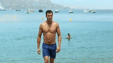 Jamie Dornan sale del agua en 'Cincuenta sombras liberadas'