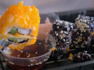 Descubren una tenia de metro y medio en el intestino de un hombre adicto al sushi Descubren una tenia de metro y medio en el intestino de un hombre adicto al sushi