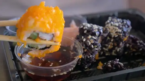 Descubren una tenia de metro y medio en el intestino de un hombre adicto al sushi Descubren una tenia de metro y medio en el intestino de un hombre adicto al sushi