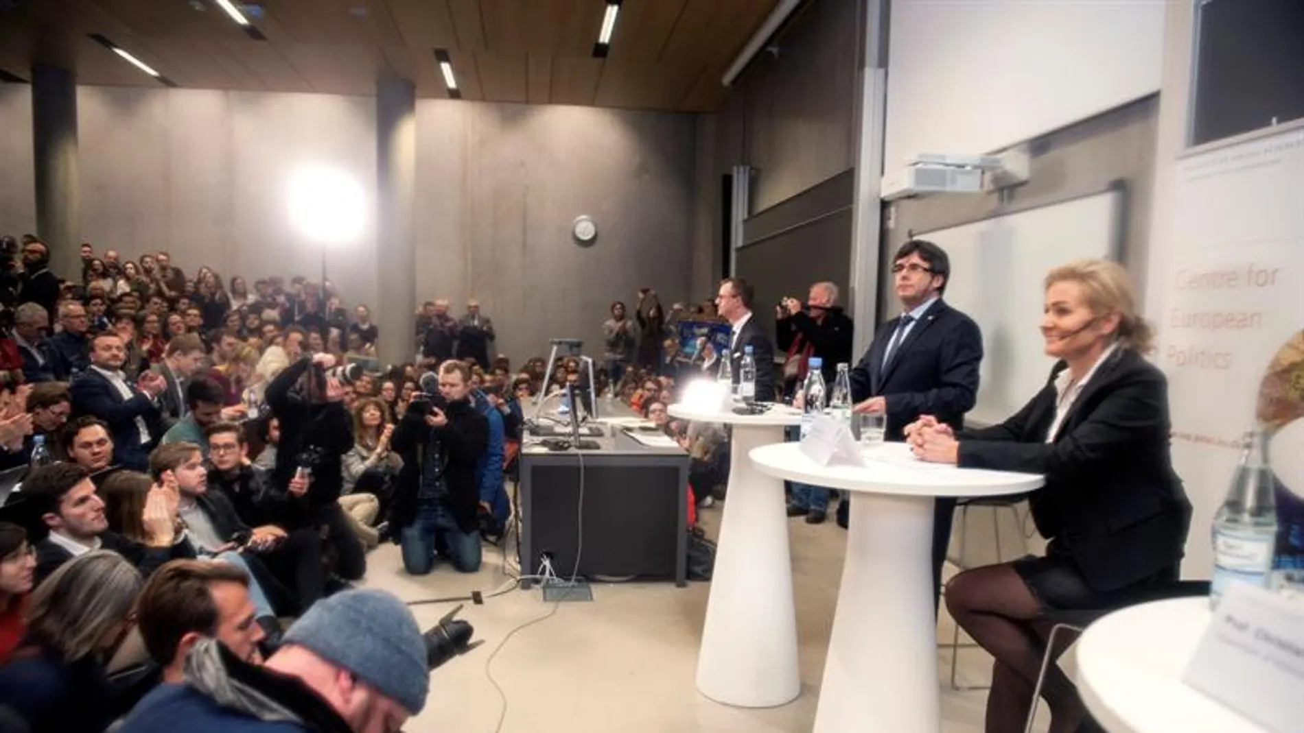 El expresidente de la Generalitat de Cataluña, Carles Puigdemont, durante su discurso en inglés hoy en la Universidad de Copenhague El expresidente de la Generalitat de Cataluña, Carles Puigdemont, durante su discurso en inglés hoy en la Universidad de Copenhague