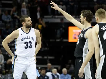 Pau Gasol frente a su hermano Marc en el FedExForum de Memphis Pau Gasol frente a su hermano Marc en el FedExForum de Memphis