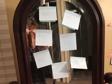 Una niña le deja notas aterradoras a su hermana después de escucharla teniendo relaciones sexuales Una niña le deja notas aterradoras a su hermana después de escucharla teniendo relaciones sexuales