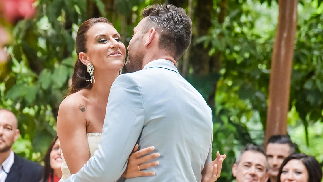 Noelia y Raúl sellan su ‘Sí, quiero’ con un beso muy casto