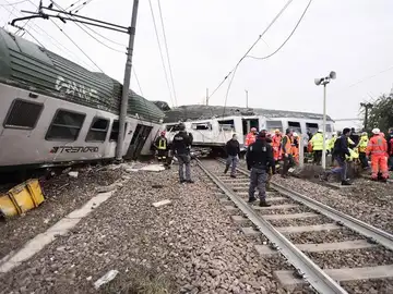 Miembros de los servicios de emergencia trabajan en el lugar del suceso Miembros de los servicios de emergencia trabajan en el lugar del suceso