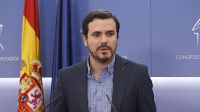 Un hombre intenta agredir a Alberto Garzón y a su mujer embarazada en Málaga