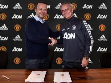Mourinho firma su extensión con el Manchester United Mourinho firma su extensión con el Manchester United