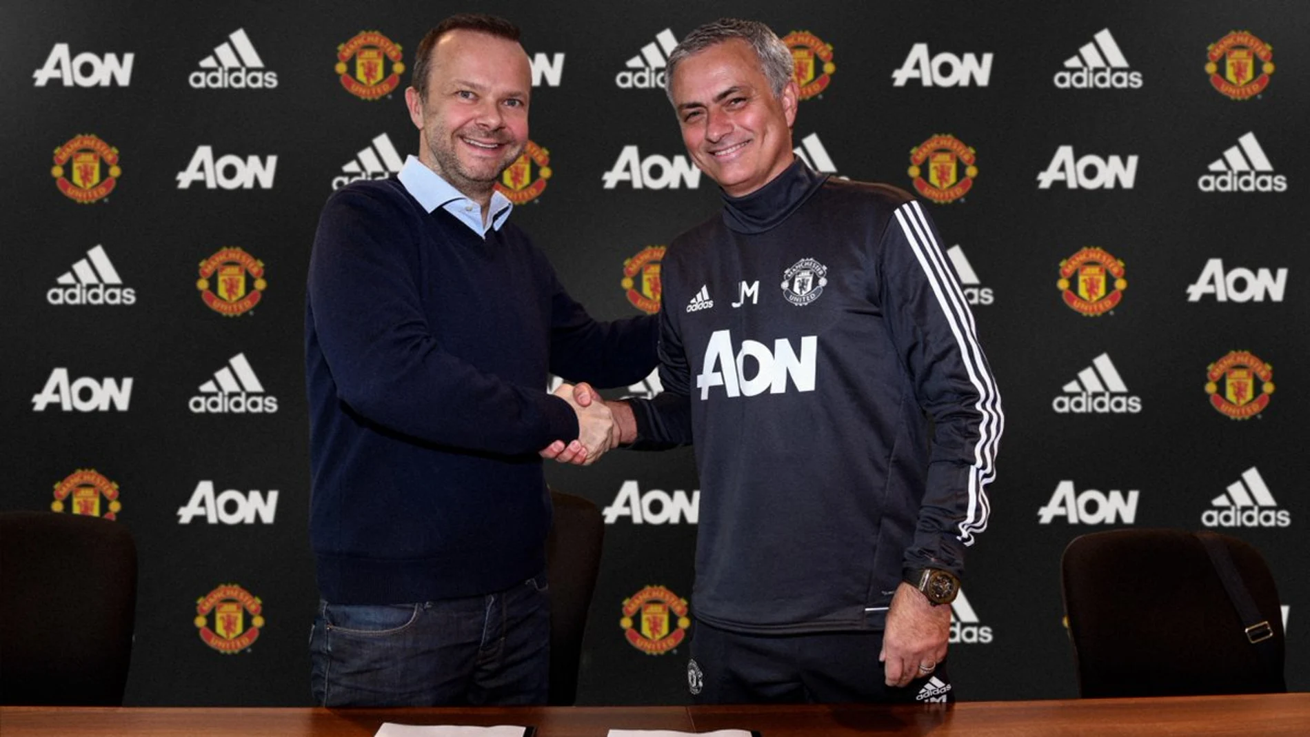 Mourinho firma su extensión con el Manchester United Mourinho firma su extensión con el Manchester United