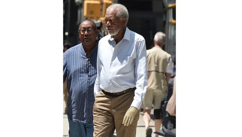 Morgan Freeman con el guante en su mano izquierda