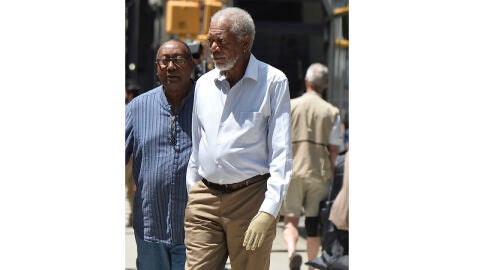 Morgan Freeman con el guante en su mano izquierda