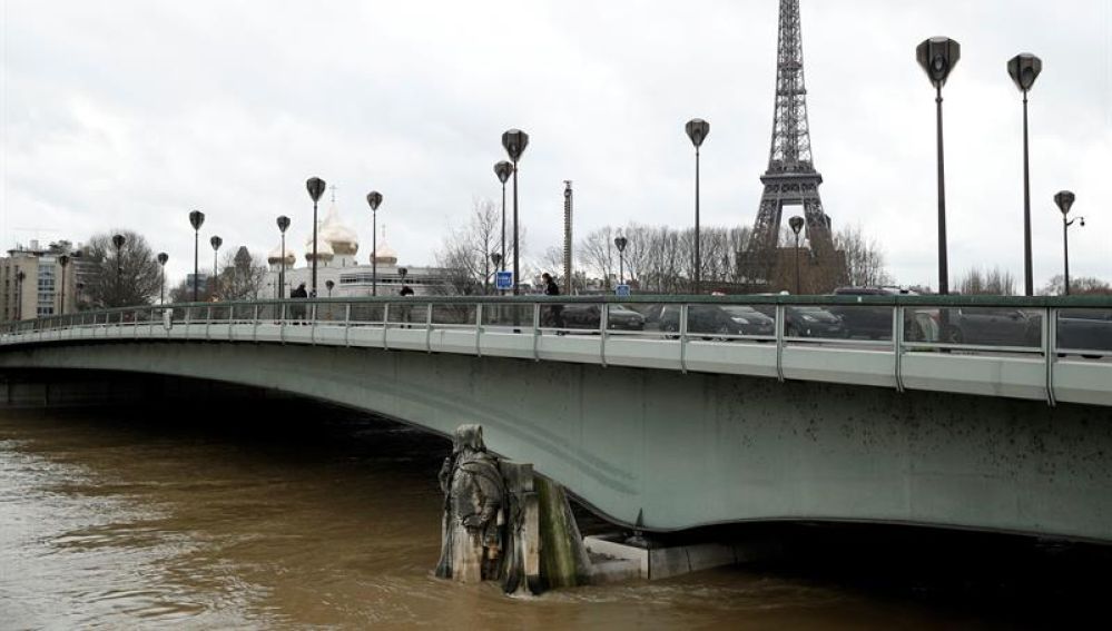 El río Sena continúa subiendo