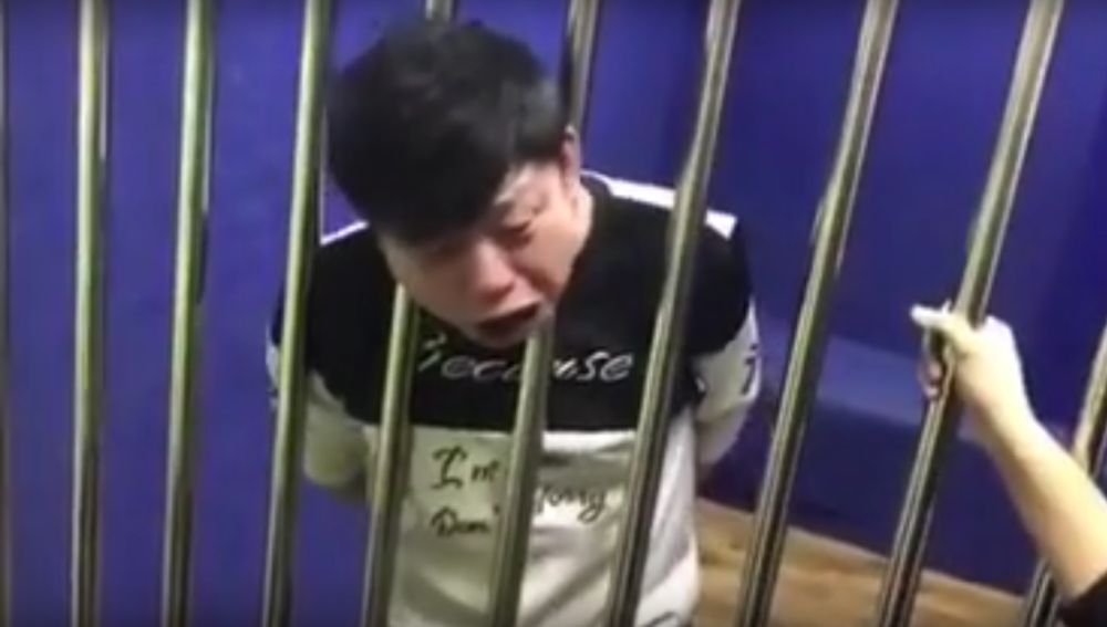 El hombre atrapado entre los barrotes de la celda