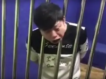 El hombre atrapado entre los barrotes de la celda El hombre atrapado entre los barrotes de la celda